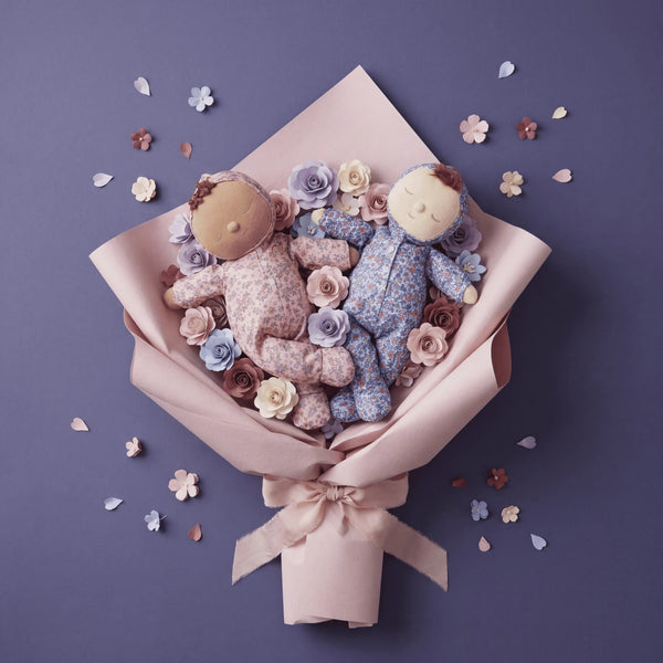 Bouquet of teddy bears and flowers on a purple background